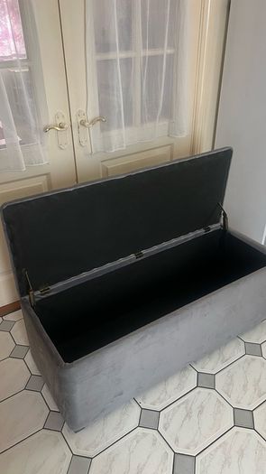 Titlu: Grey Velvet Storage Ottoman / Storage Bench - Excellent Condition