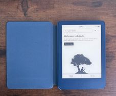 Kindle 11th gen paperwhite (no adds)+ cover