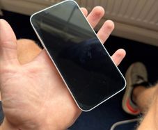 iPhone 16e