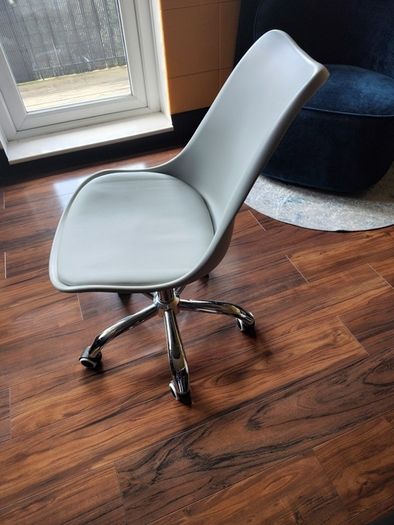 Office study 360 swivel chair with wheels. Excellent.con