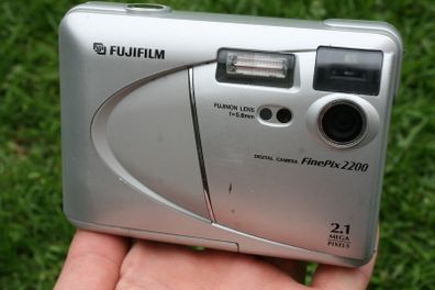 Fujifilm FinePix 2200 2.1 MP Compact Digital Camera Silver TESTED