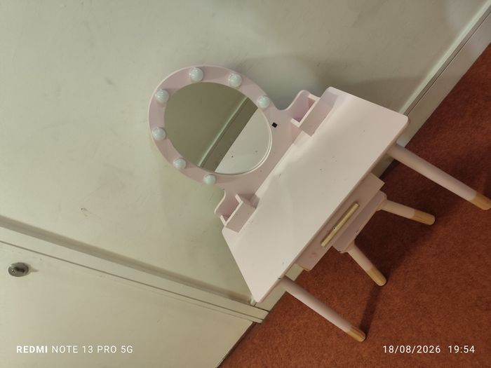 kids vanity table