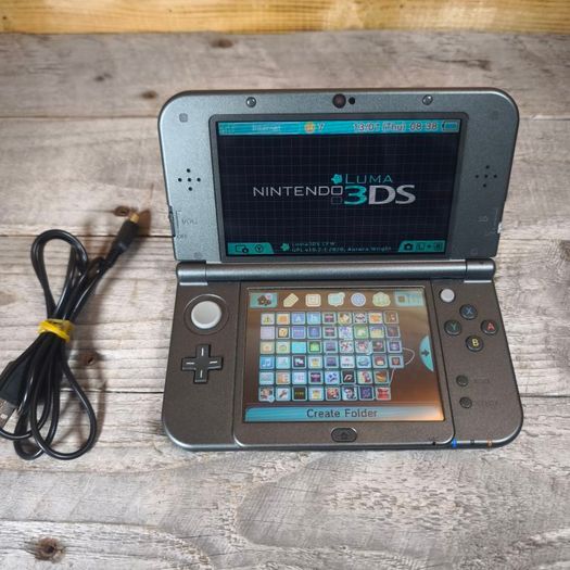 New Nintendo 3ds xl 128gb sd card hshop 1000s games for free VGC