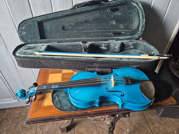 Primavera Rainbow Fantasia Blue Violin Outfit, 1/4 pre-owned