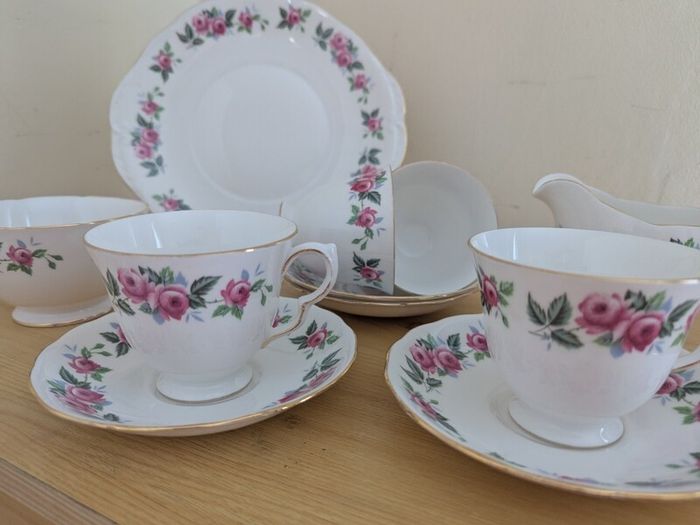 Queen Anne Bone China, tea set for 4 person, contains 11 pcs, including 4 tea cups, 4 saucers, a milk jar, a sugar bowl and a cookie serving plate 22cm. Impeccable conditions, looks like a new one, any scratches, cracks or cips.