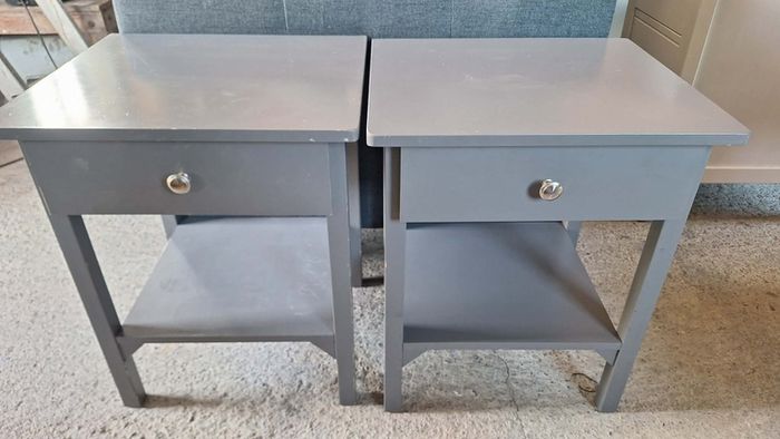 2 bedside lockers