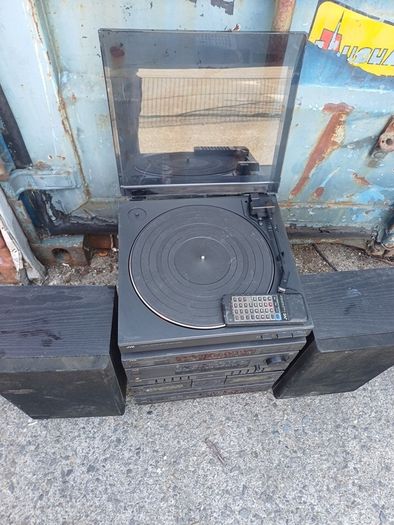 JVC set amplifier radio and cassette player, record player.