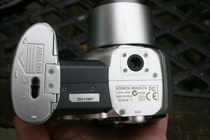 Konica Minolta Dimage Z2 4MP Digital Camera 10x Optical Zoom