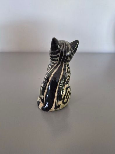 Beswick Model 1886 Persian Kitten - Seated Cat , Looking Up.