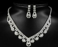 Stunning Jewellery Set: Necklace & Earrings