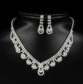 Stunning Jewellery Set: Necklace & Earrings