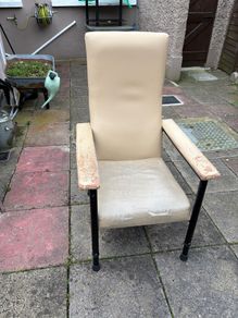 Hospital recovery chair