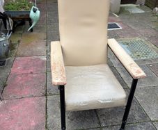Hospital recovery chair