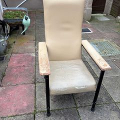 Hospital recovery chair