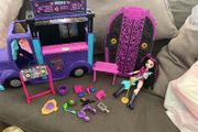 Monster high food truck and Draculaura