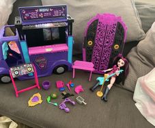Monster high food truck and Draculaura