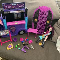 Monster high food truck and Draculaura