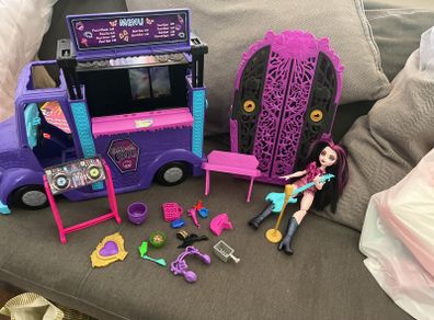 Monster high food truck and Draculaura
