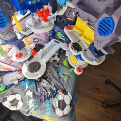 Bat cave base and figures