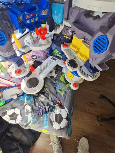 Bat cave base and figures