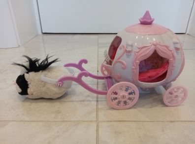 Zhu Zhu carriage, 2 Zhu Zhus and a blanket