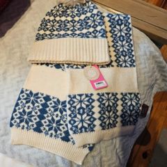 Scandi Style Hat and scarf set brand new