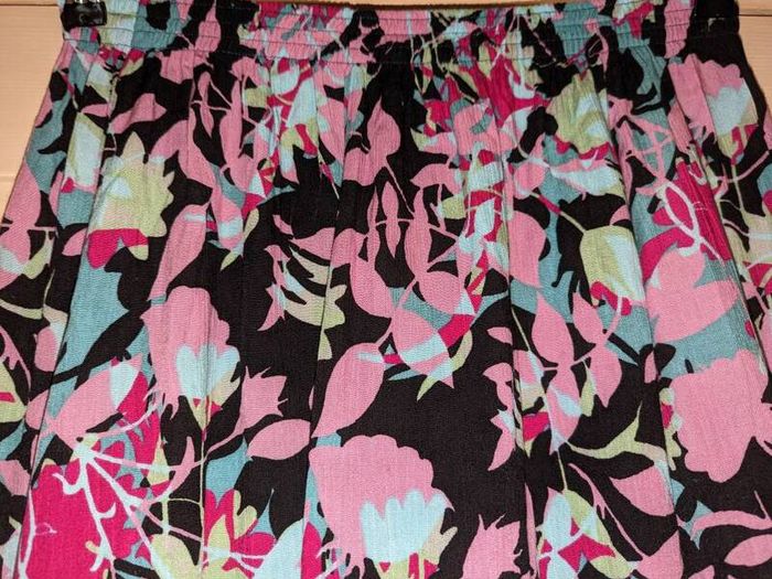 Perfect for Summer. beautiful floral midi skirt