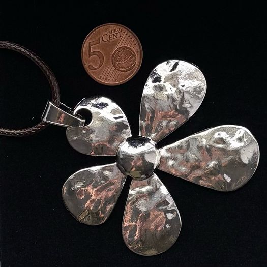 Silver daisy pendant