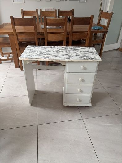 Free dressing table