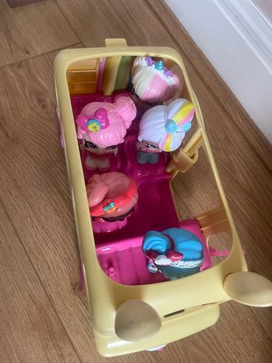 Kindi kids toy dolls and bus