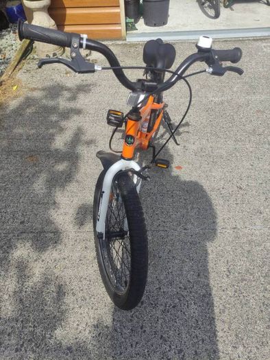 Kids Bike "royal baby" freestyle 20" would suit ages 6 to 9