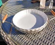 Large quiche dish w/ metal base and wooden handles, D18