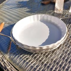 Large quiche dish w/ metal base and wooden handles, D18
