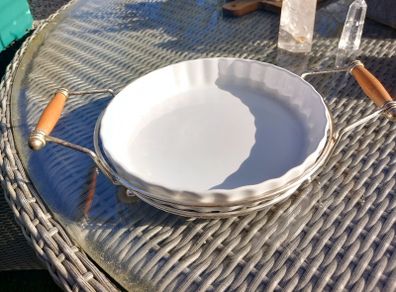 Large quiche dish w/ metal base and wooden handles, D18