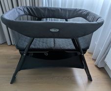 Graco Side-by-Side Bedside Crib / Travel Crib with mattress and carry bag