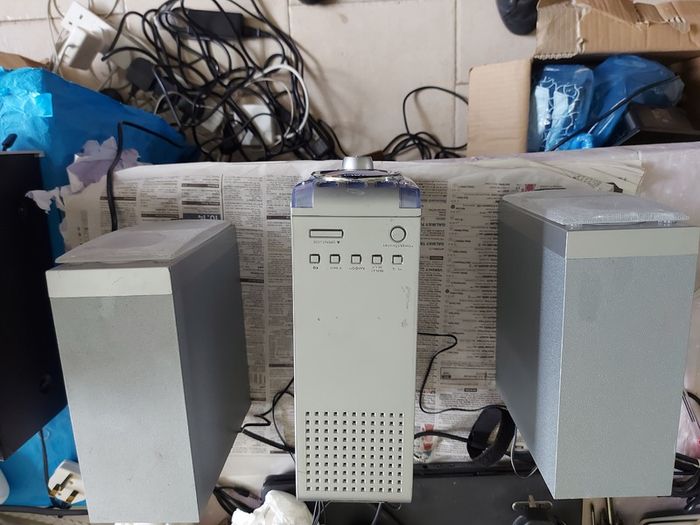HITACHI Music System, Model AX-M67, & 2 Hitachi 4 Ohm Speakers, Radio, CD and AUX, in very good condition
