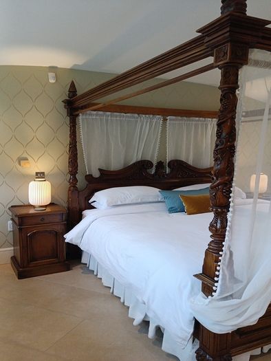 Four poster carved Indonesian bed super king incl bedside tables and dresser