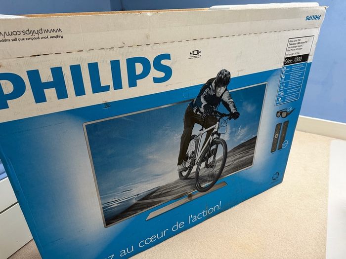 Philips 46 Inch Full HD LED TV Ambilight 3D 46PFL7007T With Remote and Box