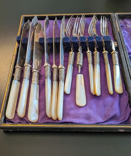 Antique EPNS Mother-of-Pearl Fish Cutlery 12 Piece Cased Set Damaged