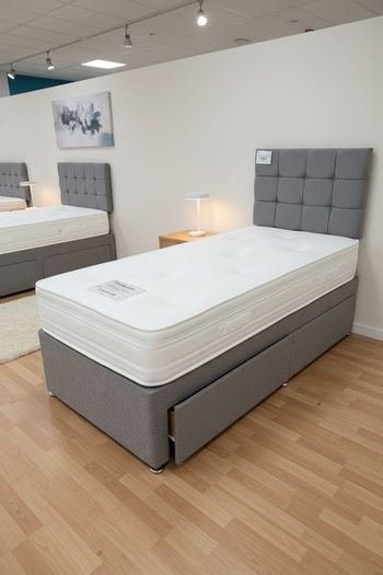 Single bed and mattress having headboard