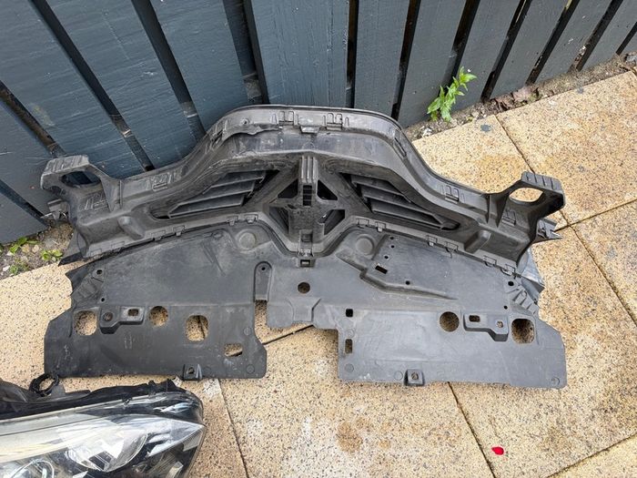 renault Captur 2017 grill and driver side headlight