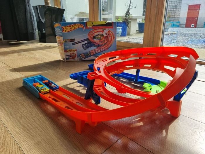 Hot Wheels Circuit Looping Whip Around Raceway Track 2 Diecast Cars