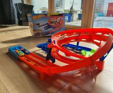 Hot Wheels Circuit Looping Whip Around Raceway Track 2 Diecast Cars
