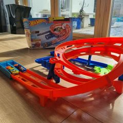 Hot Wheels Circuit Looping Whip Around Raceway Track 2 Diecast Cars