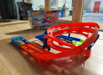 Hot Wheels Circuit Looping Whip Around Raceway Track 2 Diecast Cars