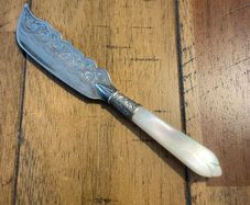 1906 Silver butter knife with pearl of pearl handle
