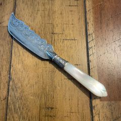 1906 Silver butter knife with pearl of pearl handle