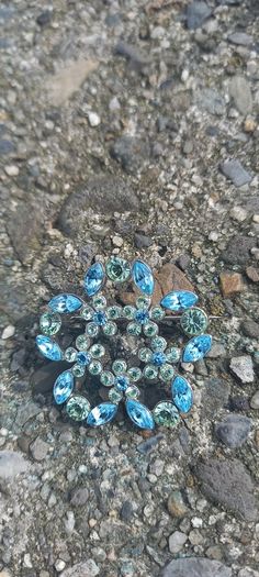 Vintage jewelry is sold individually for 5 to 10 euros