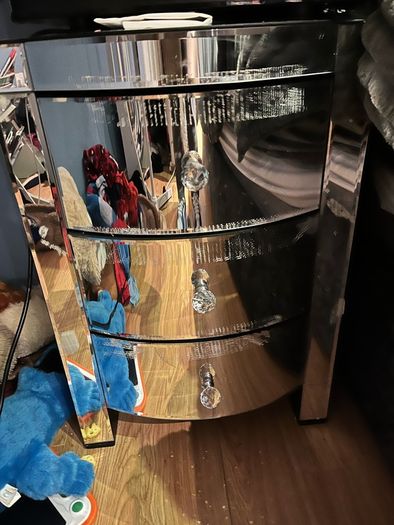 free  bedroom drawers / lockers