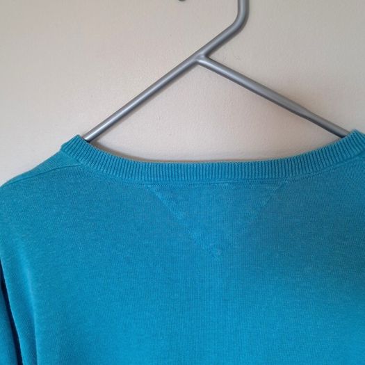 tommy hilfiger v neck size xl ptp 26" turquoise in excellent condition